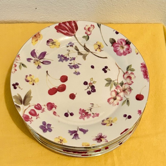 4 Mayfair Collection by Jay 7.75” salad plates with gold rim. - Picture 3 of 16